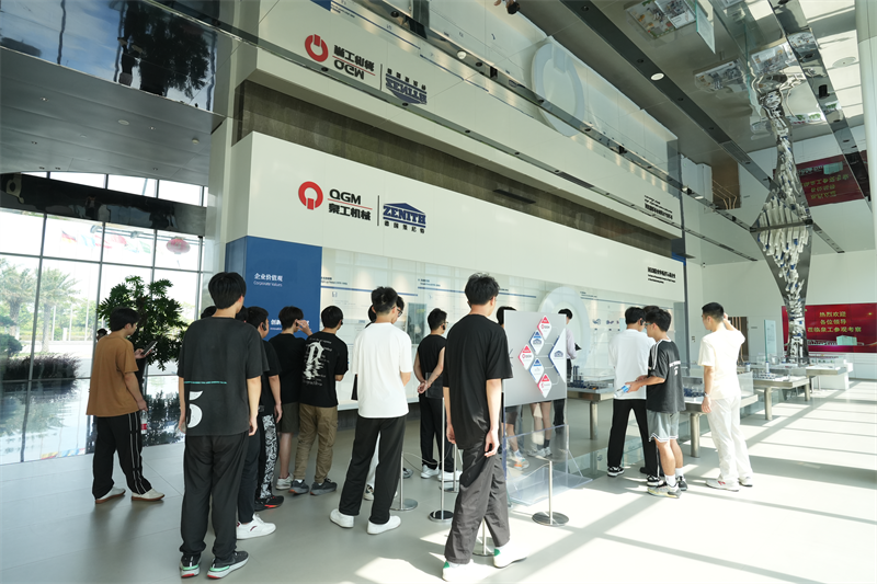Universitas Kejuruan Liming mengunjungi Fujian Quangong Machinery Co., Ltd untuk program pengembangan pekerjaan.