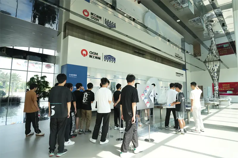 Universitas Kejuruan Liming mengunjungi Fujian Quangong Machinery Co., Ltd untuk program pengembangan pekerjaan.