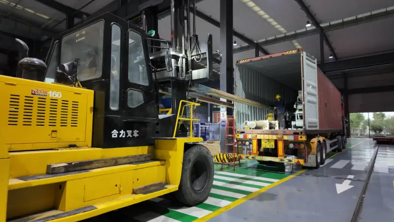 Kapal-kapal besar membawa kepercayaan, dan peralatan yang diproduksi dengan cerdas sedang menuju ke berbagai tujuan di seluruh dunia.