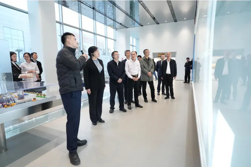 Bapak Liu Min, Wakil Direktur Jenderal Biro Ekonomi Swasta di Komisi Pembangunan dan Reformasi Nasional (NDRC), dan delegasinya mengunjungi Quangong Machinery Co., Ltd. untuk inspeksi dan tur penelitian.